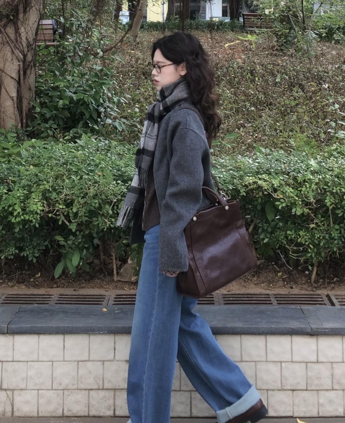 我研究了100个小个子博主，发现真正高级的，都放弃了“显高穿搭”。
她们不追求物