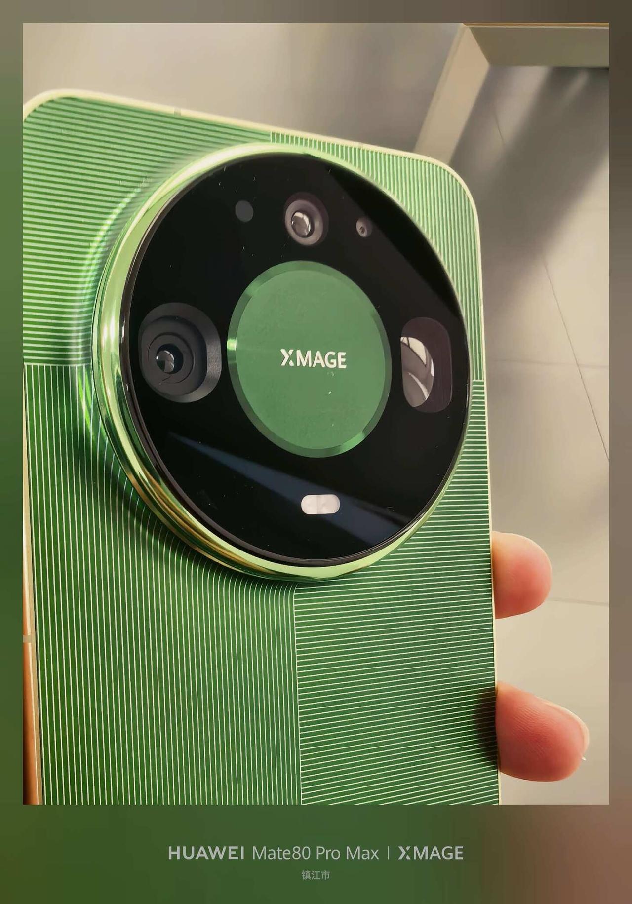 谁懂啊！光线一照Mate90的宝石环闪闪的，背板颜色潮流时尚，颜值实力双在线，使