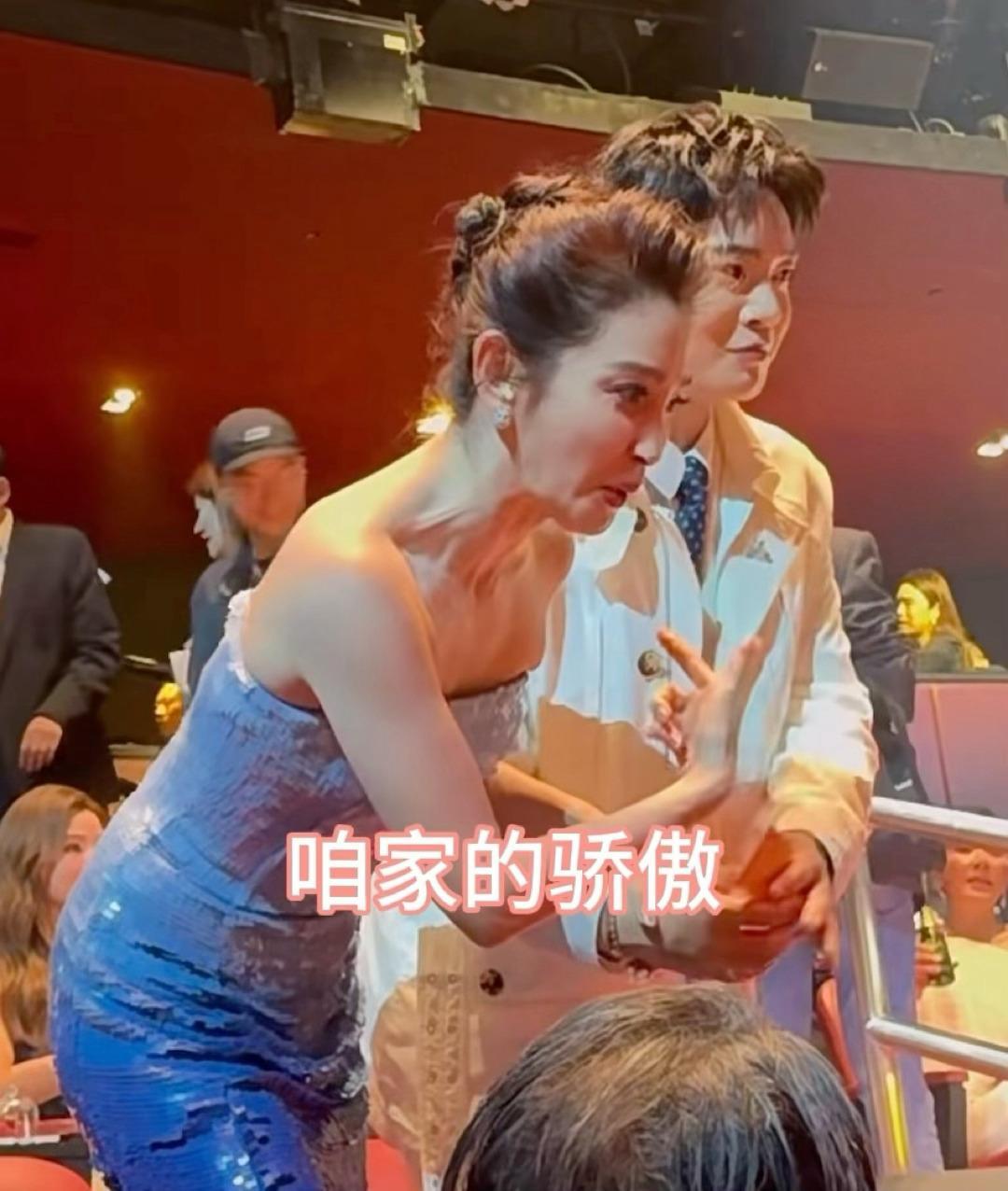 一款很讨长辈喜欢的小适适，冰冰姐就这样爱不适手，长辈见了都说好。于适水舞间红毯造