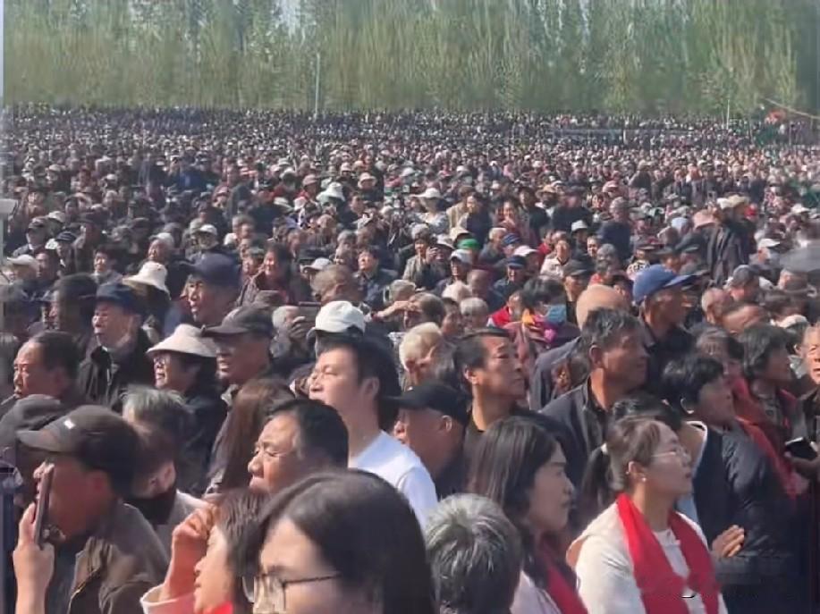河南豫剧一表演，没想到是这样的人山人海啊。听听豫剧大家就知道了，都是歌颂大汉民族