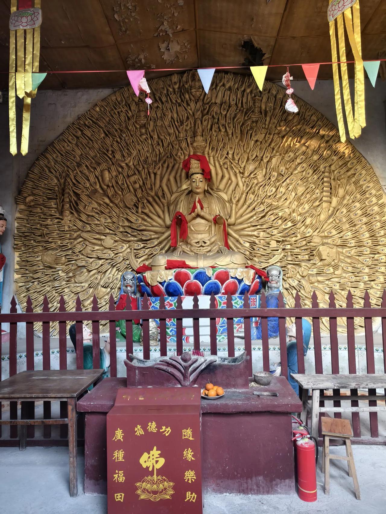 千手观音
       ——南木子
九龟山上有寺庙，
千手观音真奇妙。
每个掌中