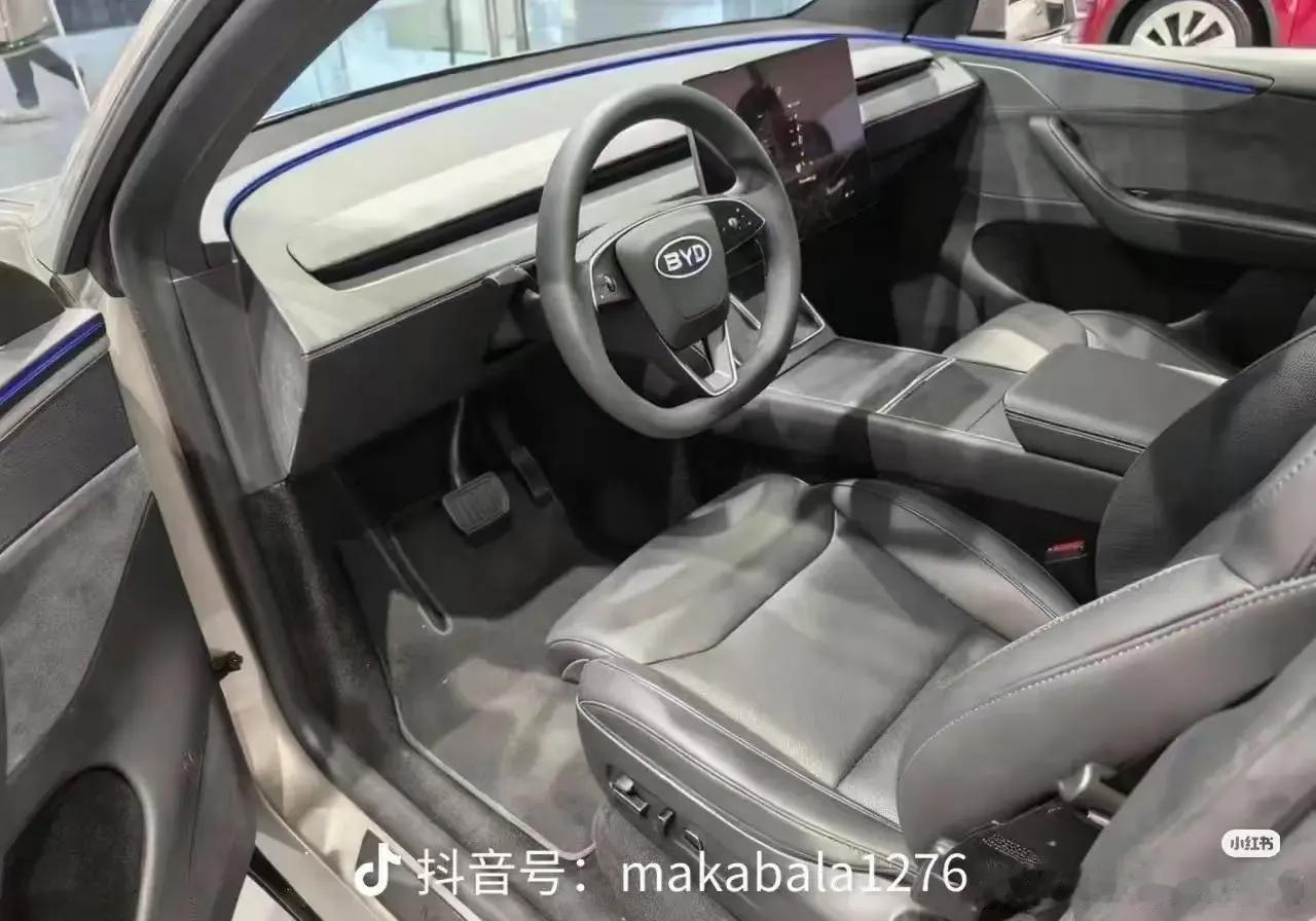 这都快2026年了，比亚迪怎么还有这么丑的车啊！[狗头]
这毛坯风格的全黑内饰，