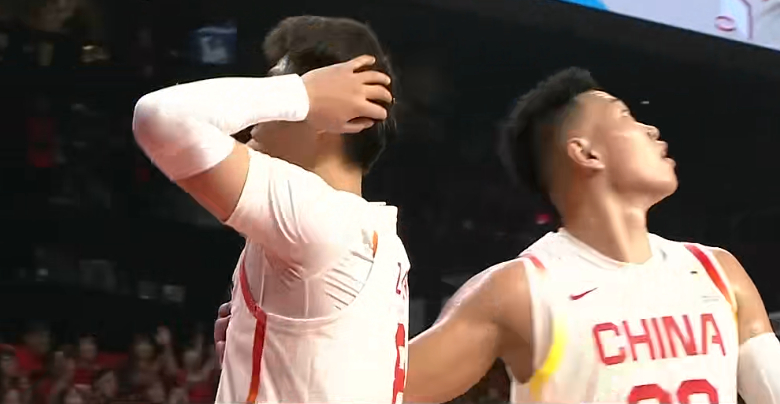 直接改判球权；赵睿5次犯规；… 中国男篮vs日本男篮