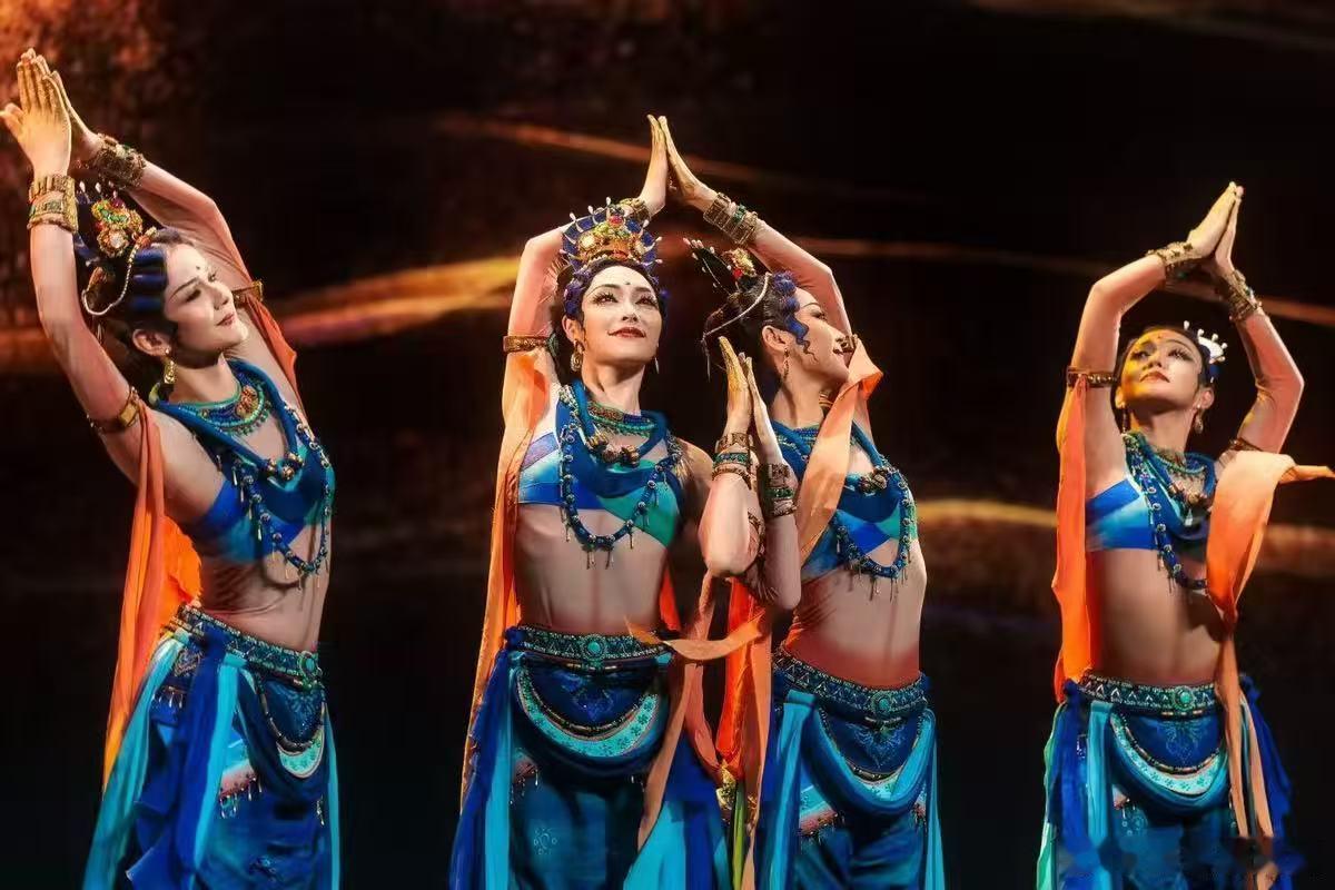 丝路古韵一眼千年丝路古韵把飞天乐舞跳活了春晚这何止是舞蹈，《丝路古韵》分明把千年