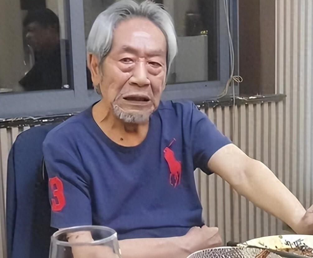 80岁的王奎荣在片场被拍到那张照片，说实话我看着挺不是滋味，但又说不清那滋味到底