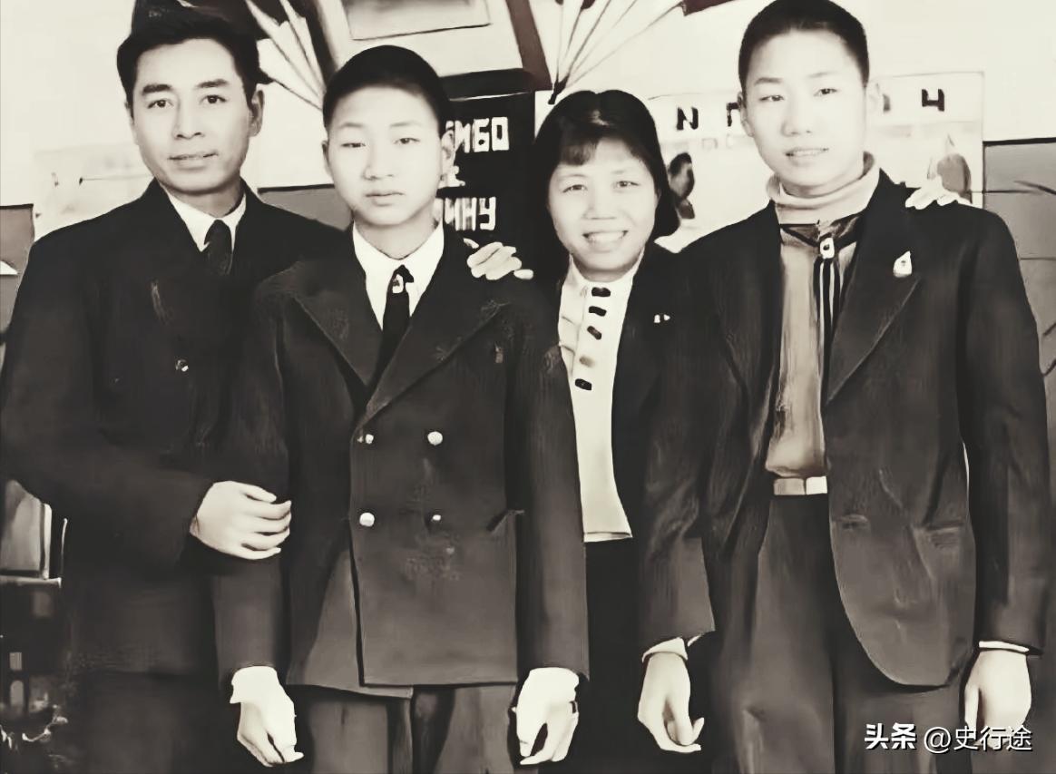 这是42岁的周总理和夫人邓颖超前往苏联时与毛岸英、毛岸青的温情合影，都看看吧，毛