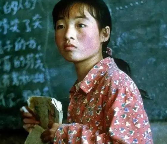 1999年，张艺谋捧红了农村女孩魏敏芝。不曾想，拍完戏后，魏敏芝想进演艺圈，张艺