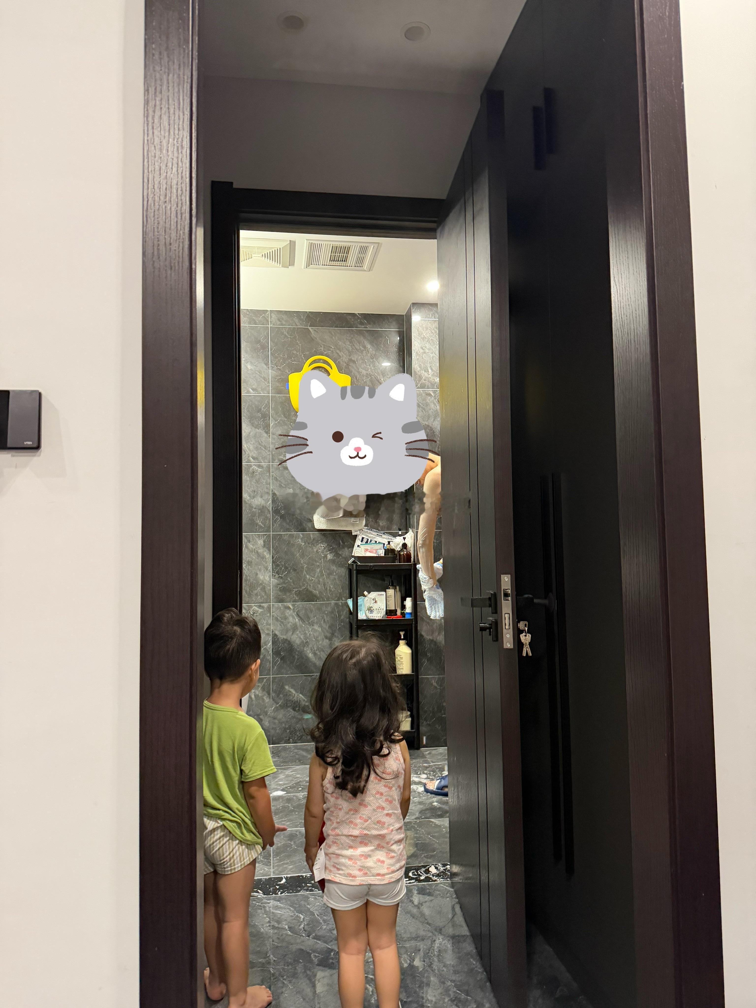 你俩多冒昧啊，爹爹洗澡你俩开门看？ 