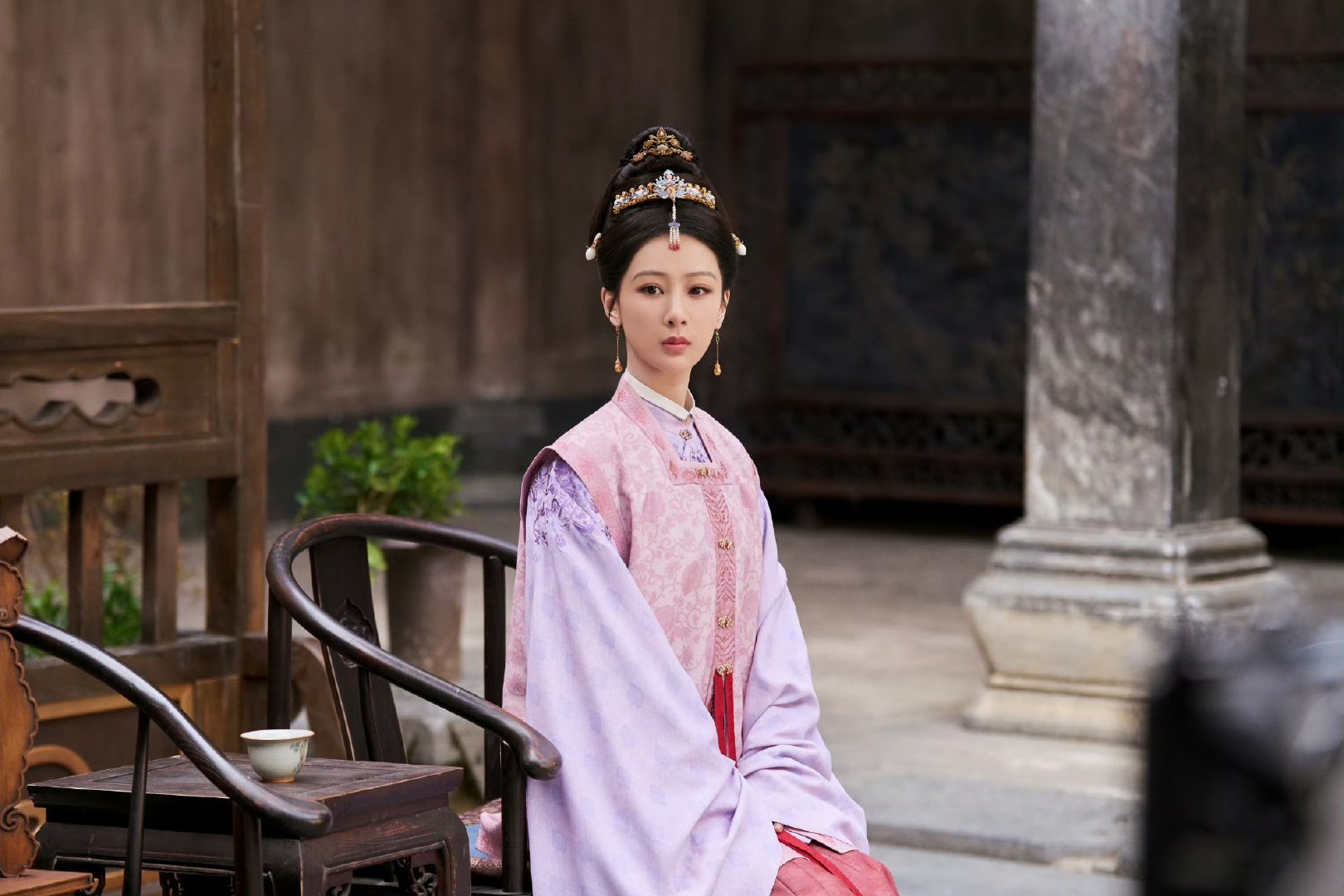 杨紫李祯李墨传人见过各位杨紫墨海沉浮庭中危坐 杨紫墨海沉浮，庭中危坐，山川沟壑皆