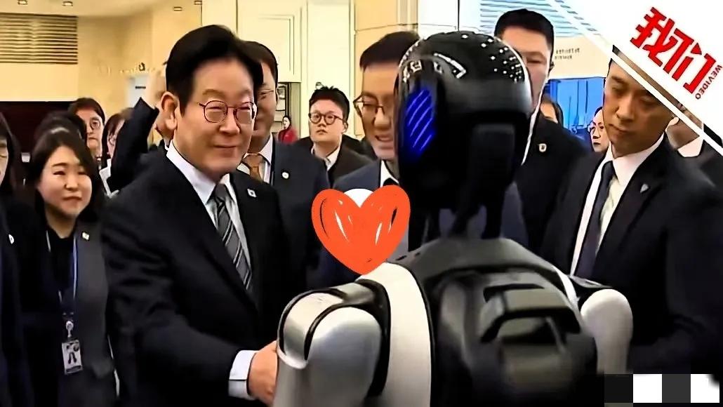 李在明从上海几乎是“逃”走的。
别信什么行程太忙。导火索，是他伸出手，想跟一个机