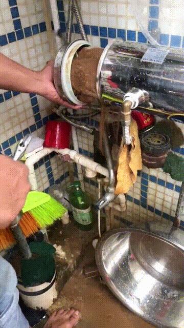 图1：没有过滤的情况下，你根本看不出来水管子里面的水，有多脏。