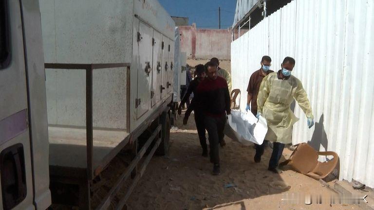 据一个人权组织称，自加沙战争爆发以来，已有数十名巴勒斯坦囚犯在拘留期间死亡。
 