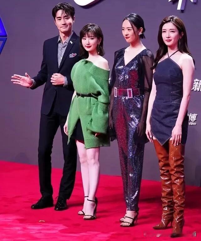 毛晓彤其实是在身材上吃了大亏，她的脸蛋比其他三位女明星都要精致耐看，身材好，皮肤