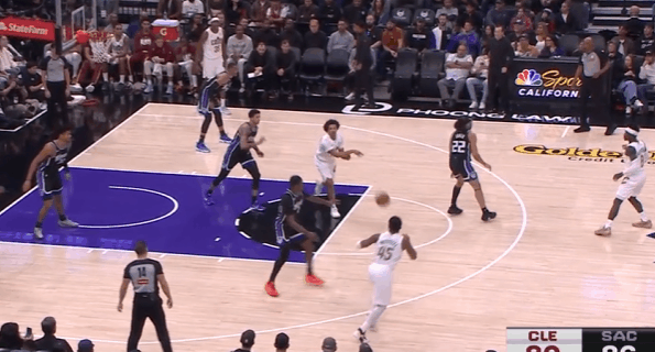 逐帧拆解：下半场爆发狂砍29分，解析米切尔进攻技术细节P1米切尔左翼接球后“拒绝