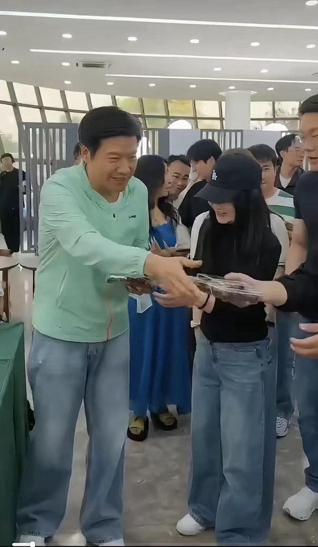 雷军又圈粉了！现身盐城汽车试验场，为小米YU7测试做准备，直接带了1000斤车厘