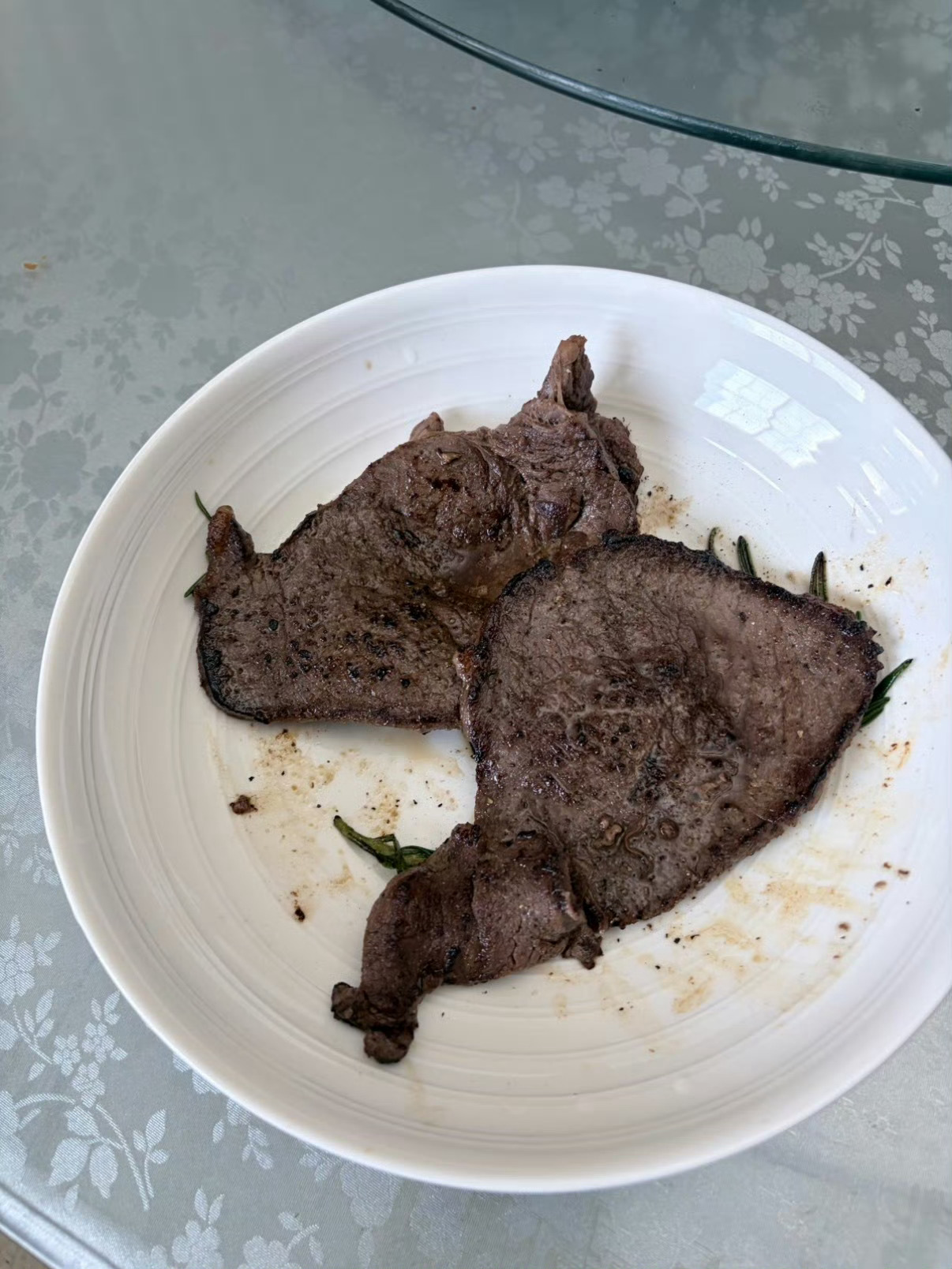 谁敢吃苏新皓煎的牛排你们别欺负他了，我孩子煎的牛排只是差一点摆盘和装饰而已！明明