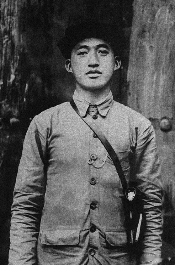 这张老照片是28岁血洒长征的吴焕先（1907‑1935），河南新县人，红二十五军