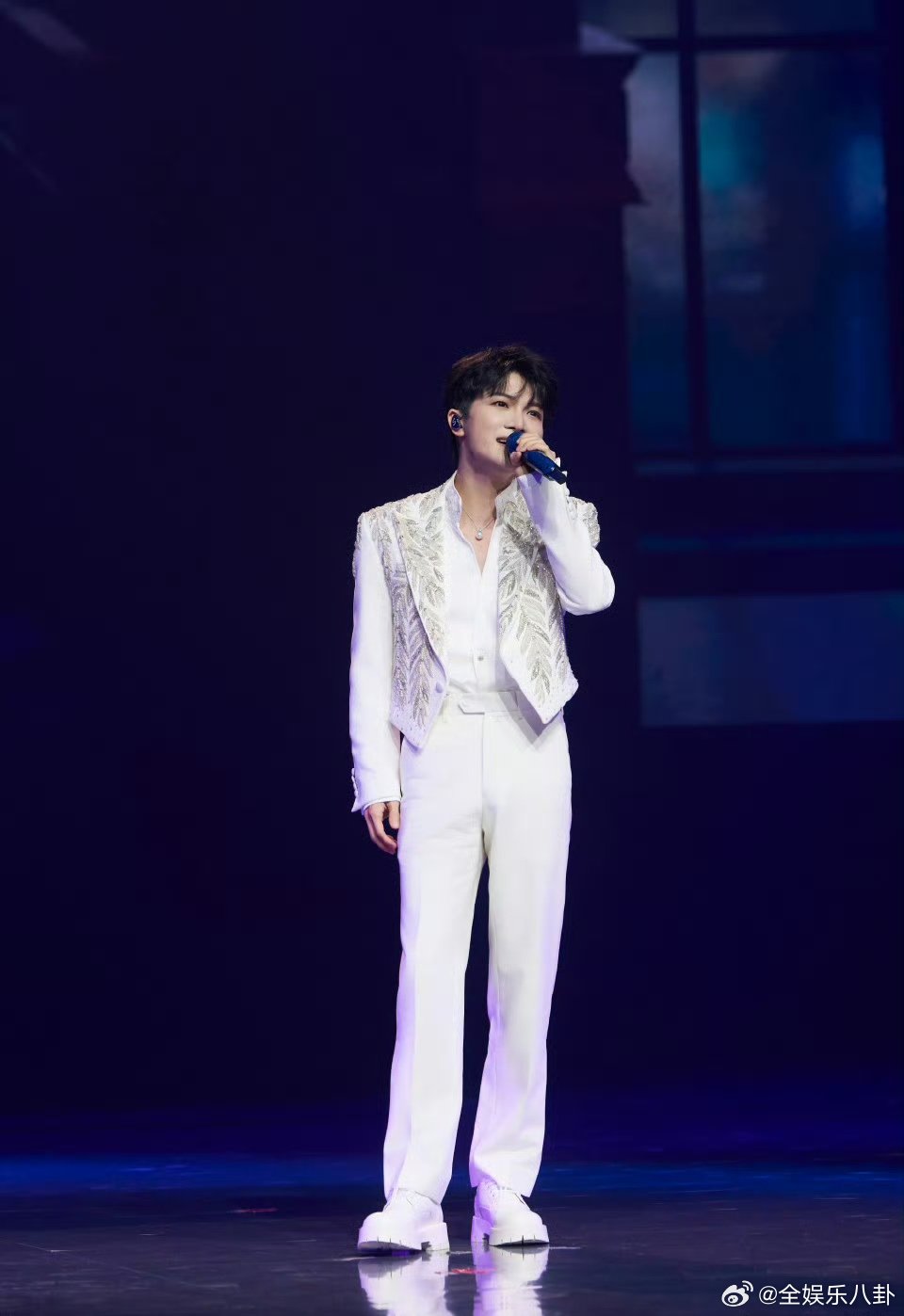 周深一人之下主题曲求真 周深与《一人之下》动漫十周年梦幻合作，主题曲《求真》即将