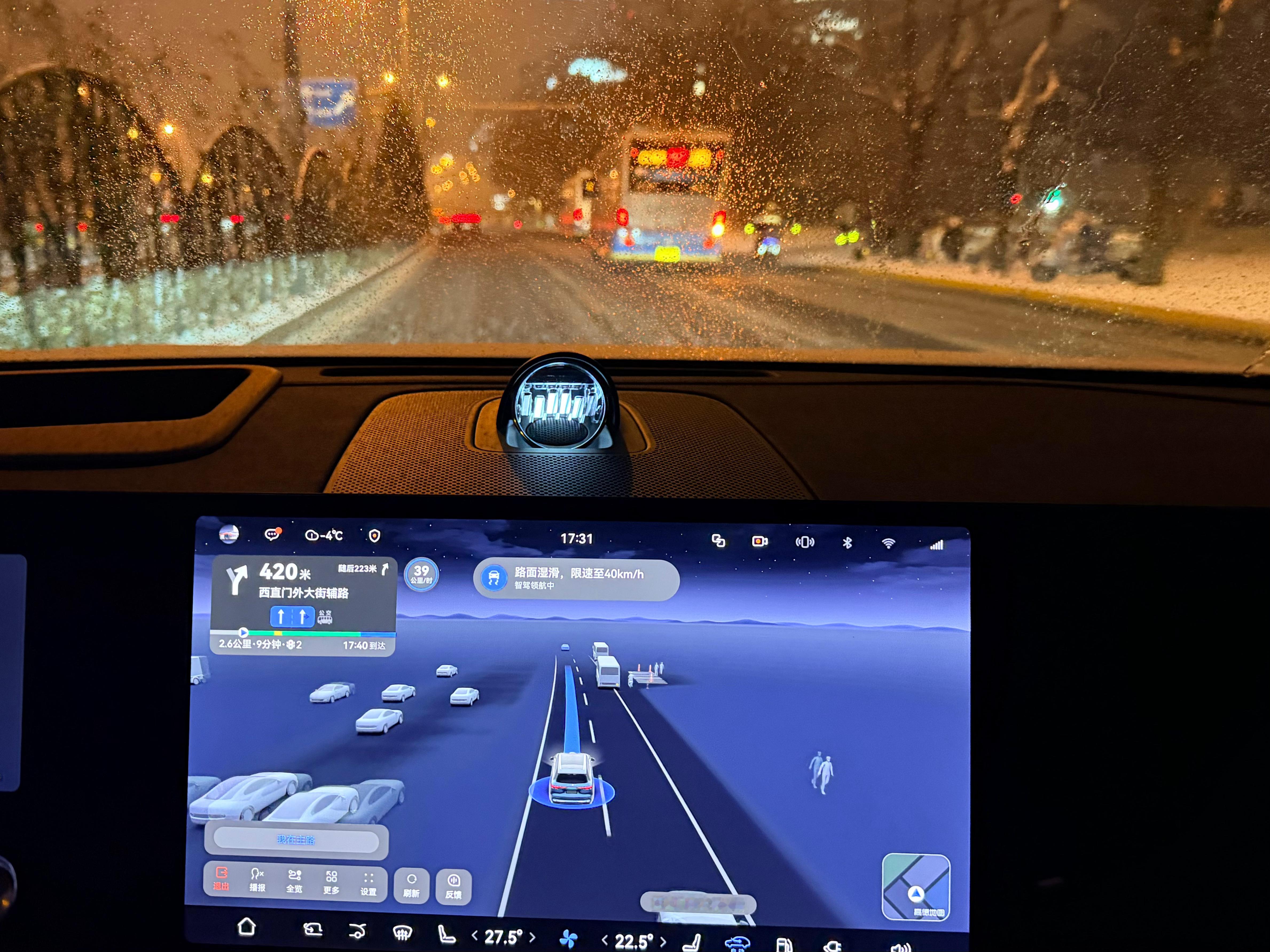 雪天能不能用辅助驾驶？我是不太建议用的。目前国内没有任何一家，有专门针对雪天来训