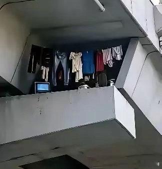 现在挺多人住桥洞，看见这个面积应该有几百平方米，关键是什么费用都不用交，这个事也