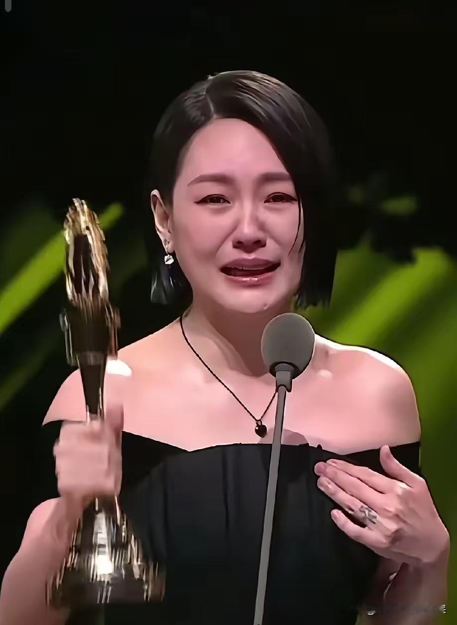 大S的去世，给所有人提了个醒，
你可以不要女儿，也可以不找老公，但一定要拥有一个