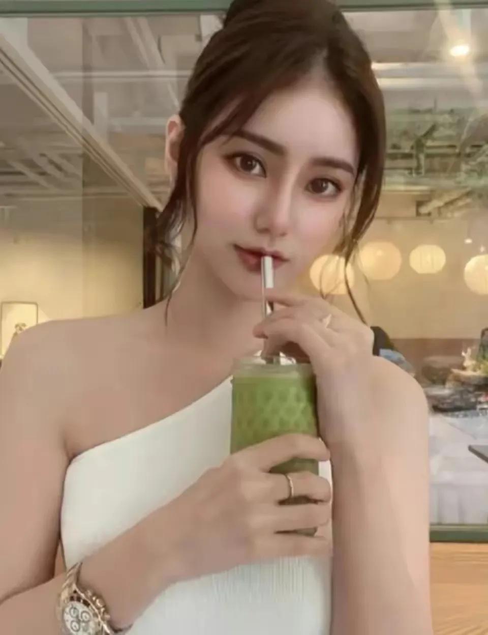 汪小菲这个新女友马小梅是做美容顾问的，也就是整形机构里的咨询师，实质就是销售人员