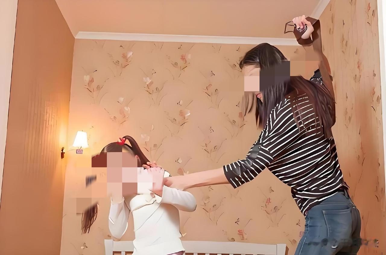 必须严惩！一15岁女生正在上学，老师发现，她浑身淤青，到处都是伤痕，老师一问才知