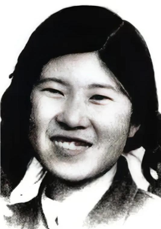 1958年，爱国将领杨虎城的女儿杨拯陆在婚礼前突然离奇失踪，几天后，当人们在冰天