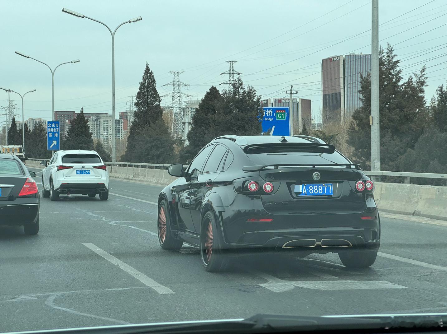 牌子硬车硬，路上比超跑稀有，X6很常见，这套件屈指可数吧#我与汽车的日常#  ​