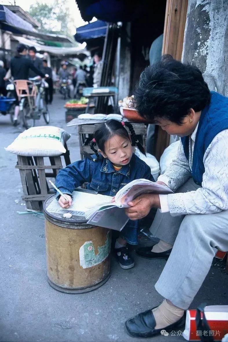 老照片：一个日本人镜头中的中国7、80年代
这些老照片是日本摄影师斋藤康一拍摄的