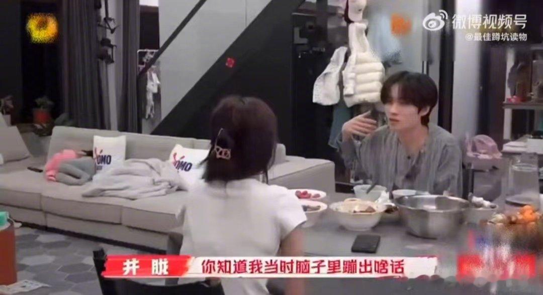 井胧家庭氛围幸福具象化  一家人围坐，饭菜冒着热气，笑声不断。井胧家的餐桌，满是