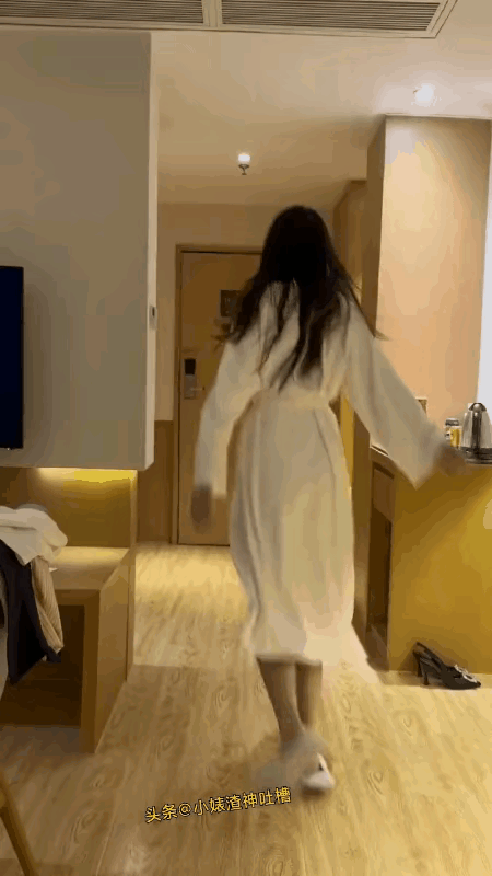 下班后丈夫拿一束鲜花送给妻子，等候丈夫的妻子上去给丈夫一个大大的拥抱，这才是爱情