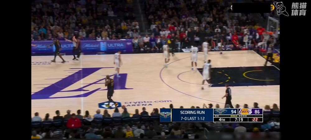 斯台普斯球馆瞬间死寂，如果你在现场，甚至能听到鹈鹕替补席刺耳的嘲笑。一分钟内被对