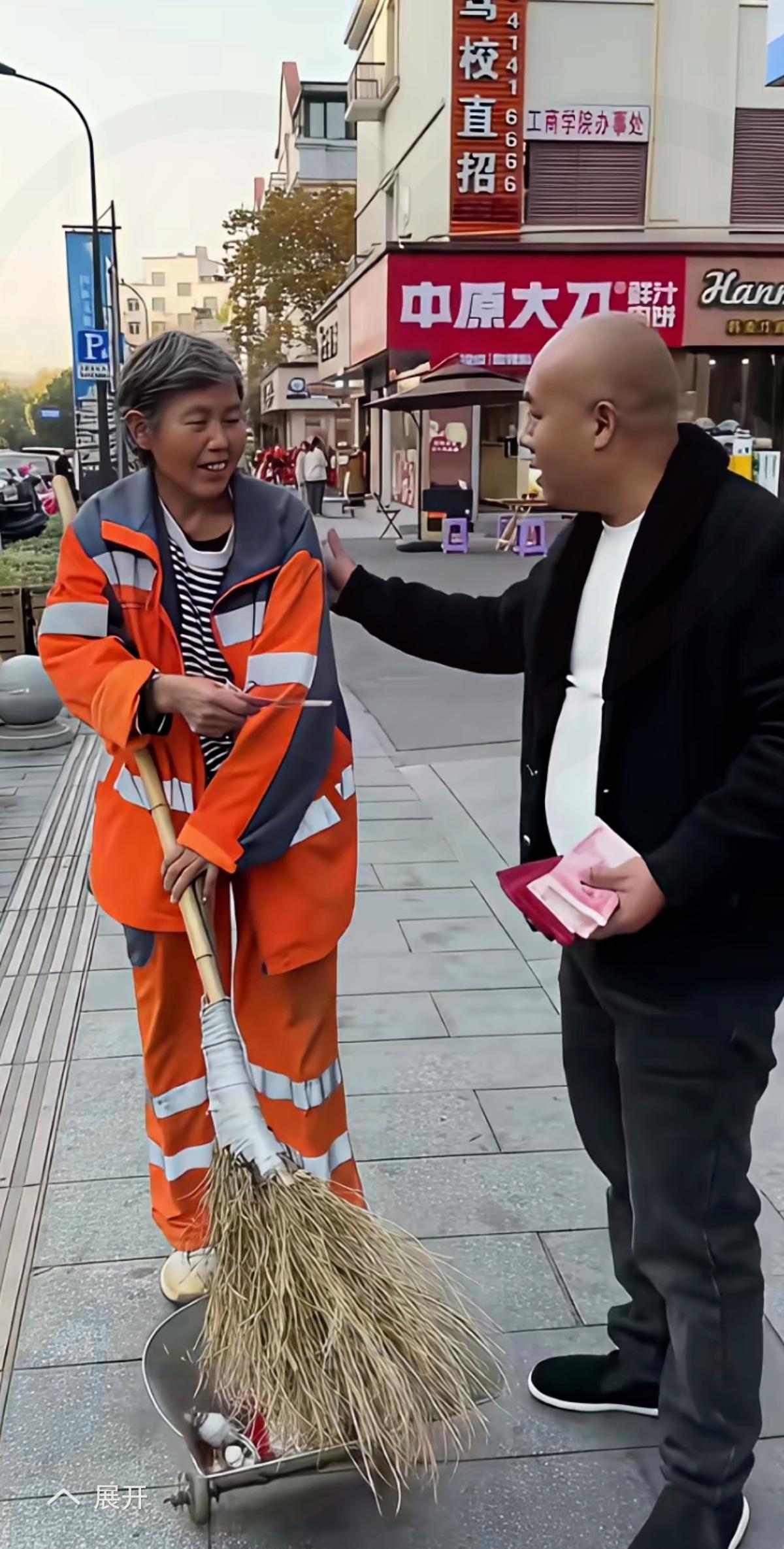 街头这一幕，比任何华丽宣传都暖！河南太康的环卫工老人清扫时，陌生男子一句“大姐辛