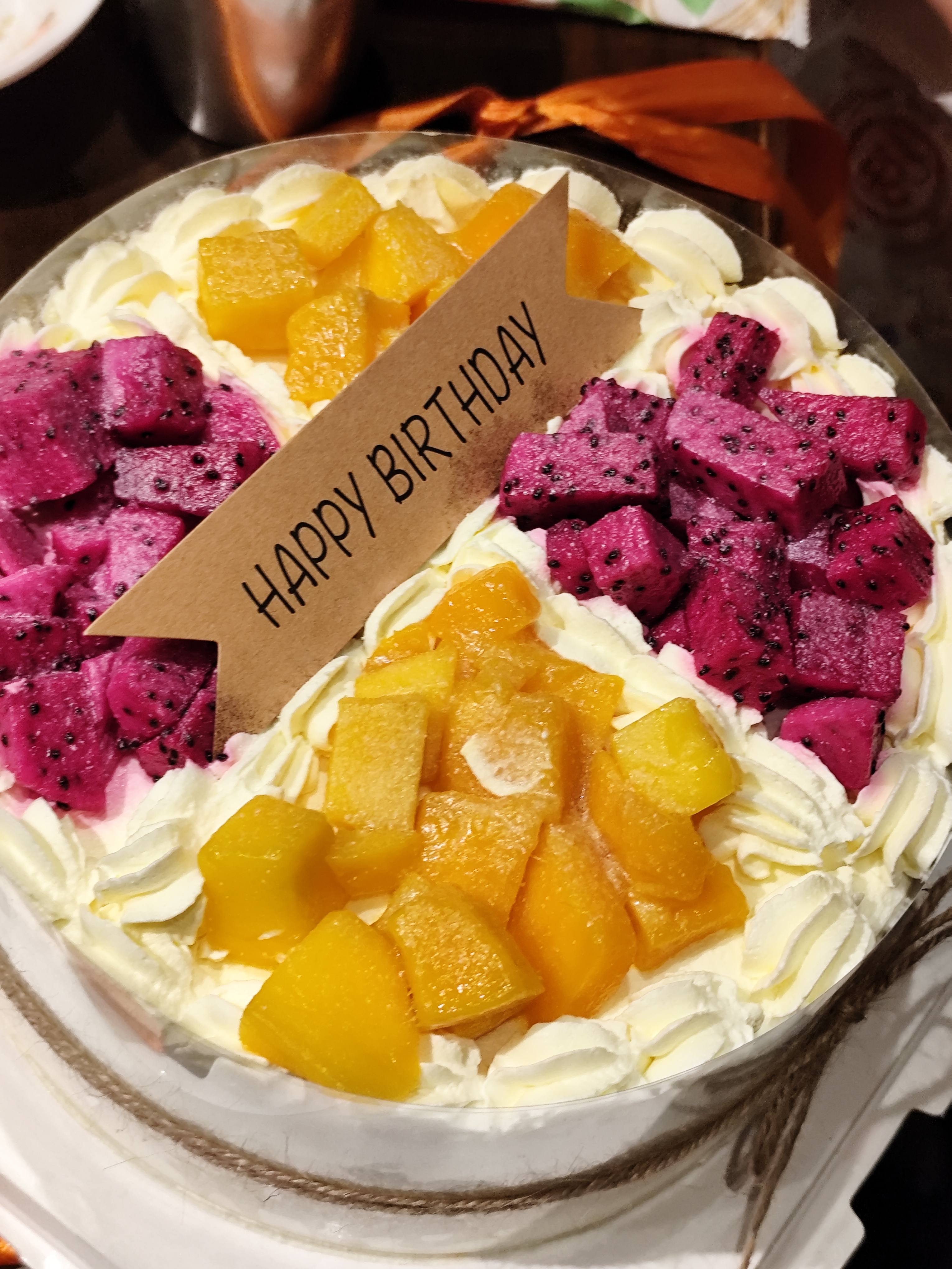 #刘晓庆 祝我生日快乐#看到庆奶蛋糕。我突然想起来我那天吃的水果蛋糕怎么和庆奶的