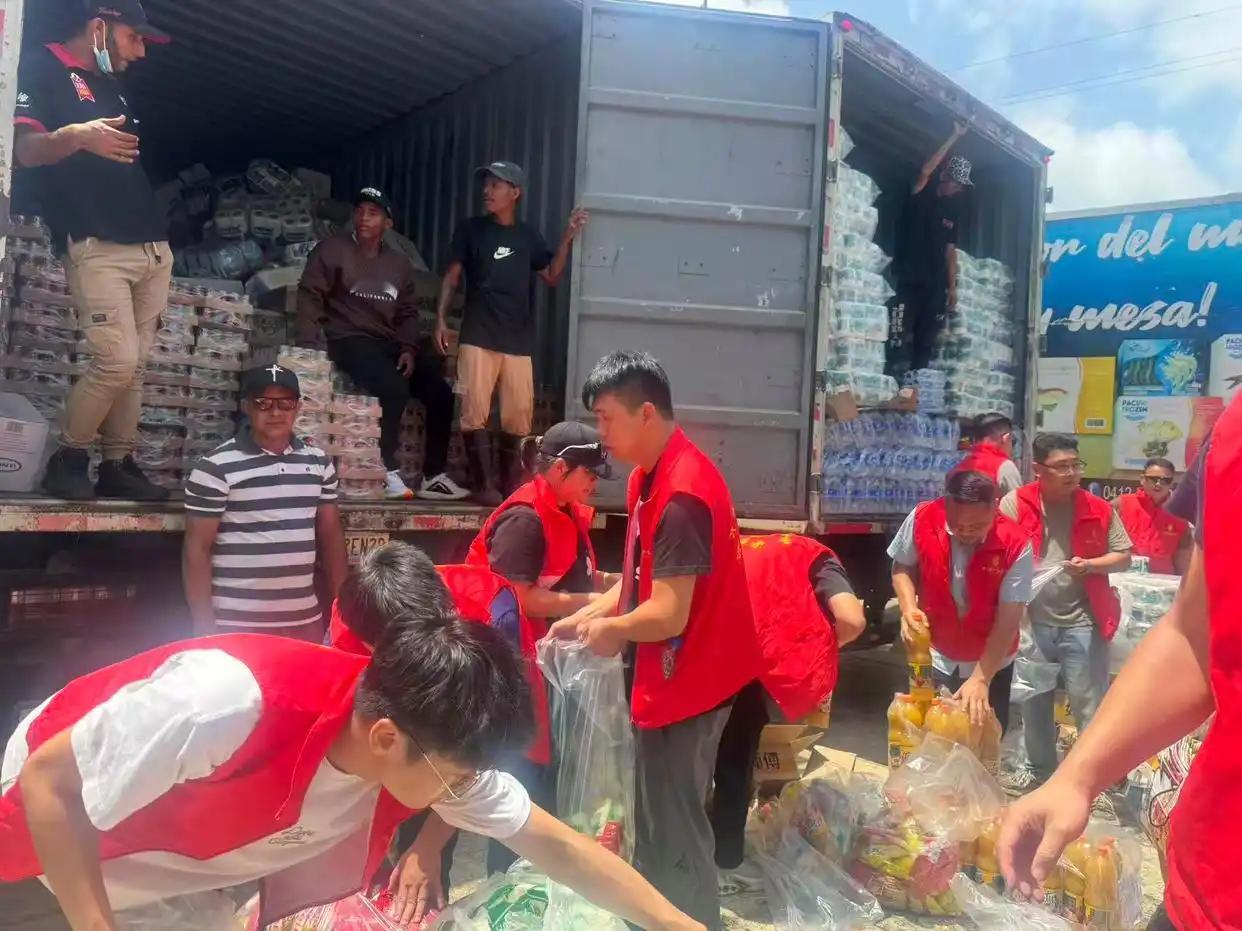 加拉加斯地震，全城断水断电，几家中国饭店师傅把铁锅架上路口，熬了四天四夜的粥。而