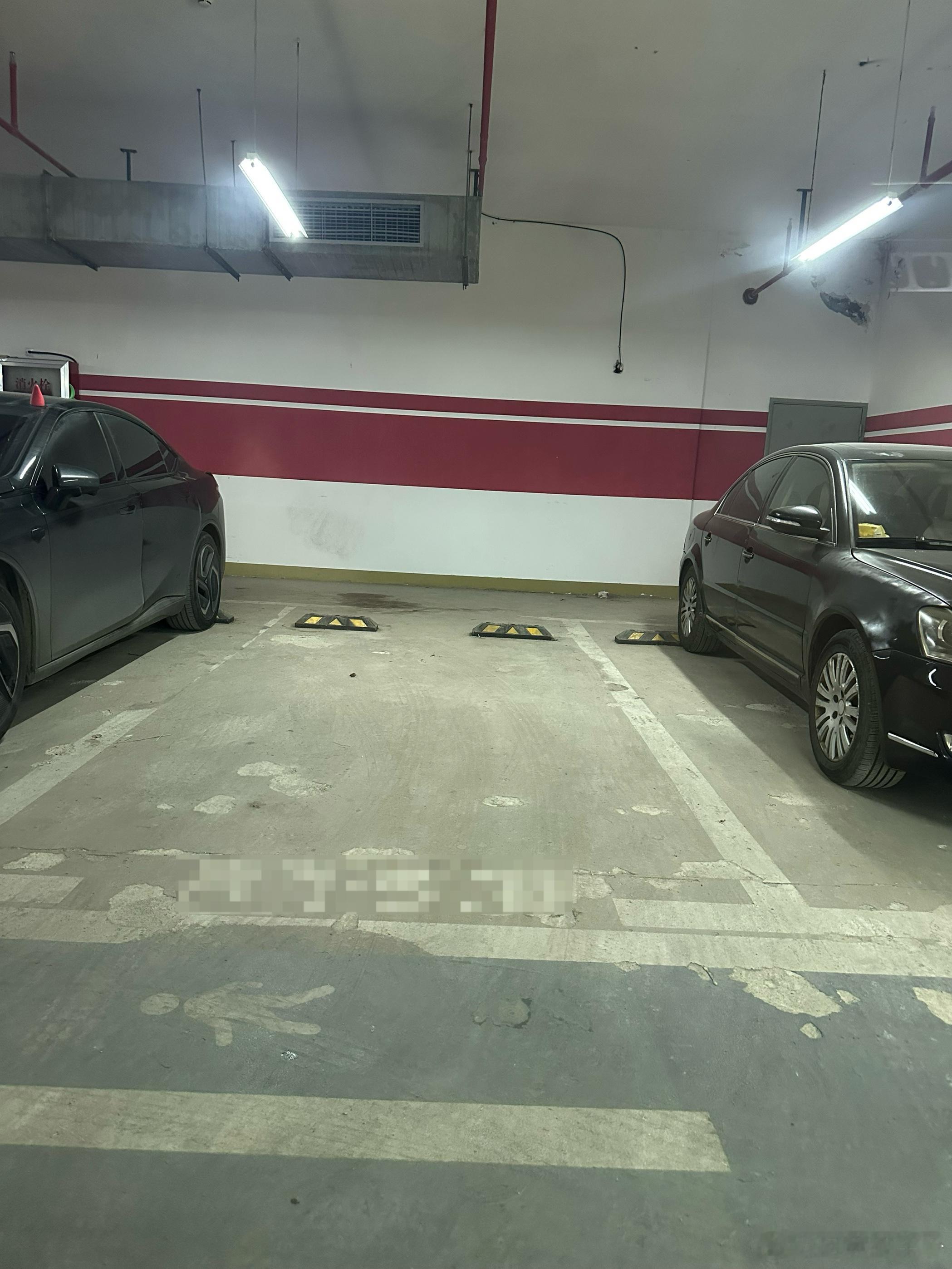 我强烈怀疑小米车机在装憨，假装看不见这个车位。这个车位很明显，但位置靠近墙车前没