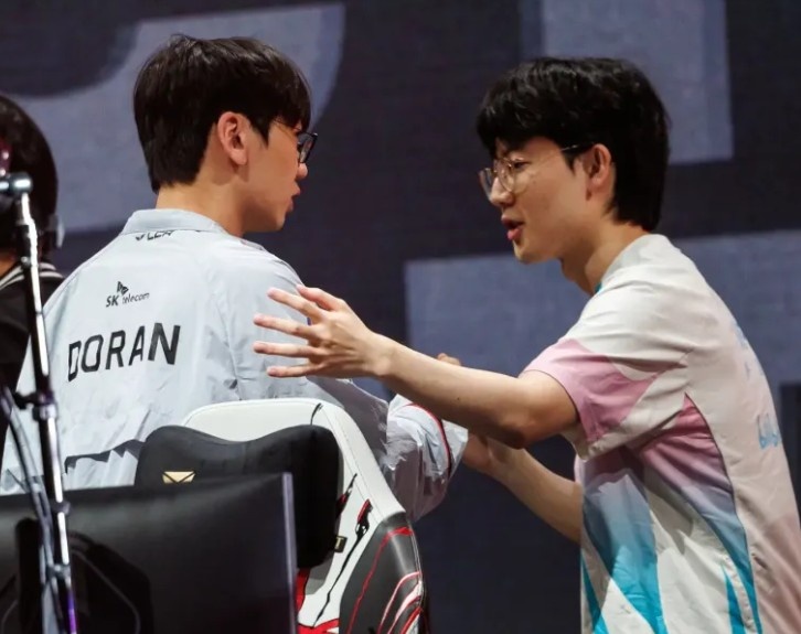GRF兄弟！赛事官方分享Doran、Viper赛后握手照：老队友相见