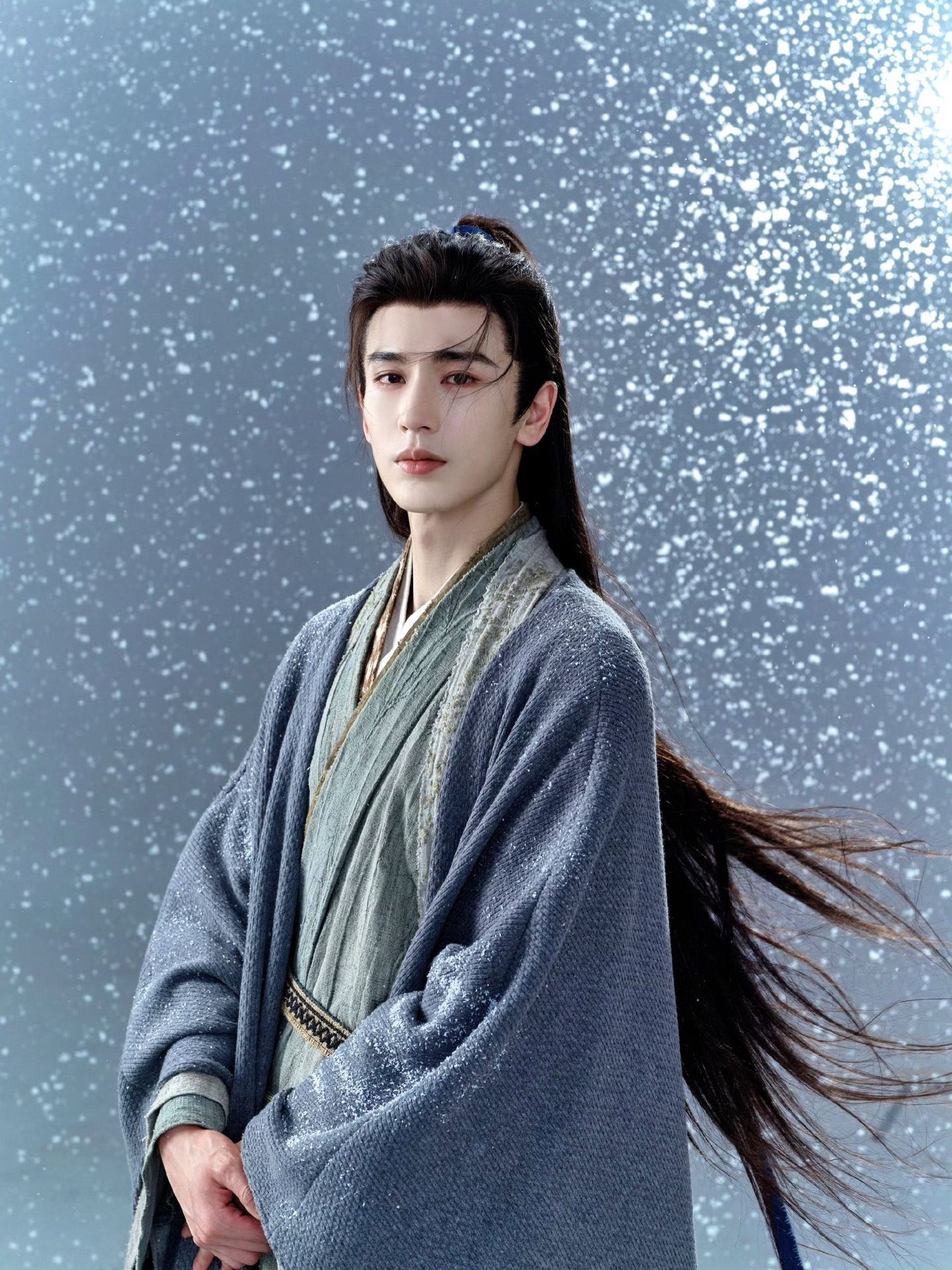 张凌赫雪地刷出极品SSSR谢征 雪中布衣难掩绝色，这个谢征就这样轻轻帅晕所有人～