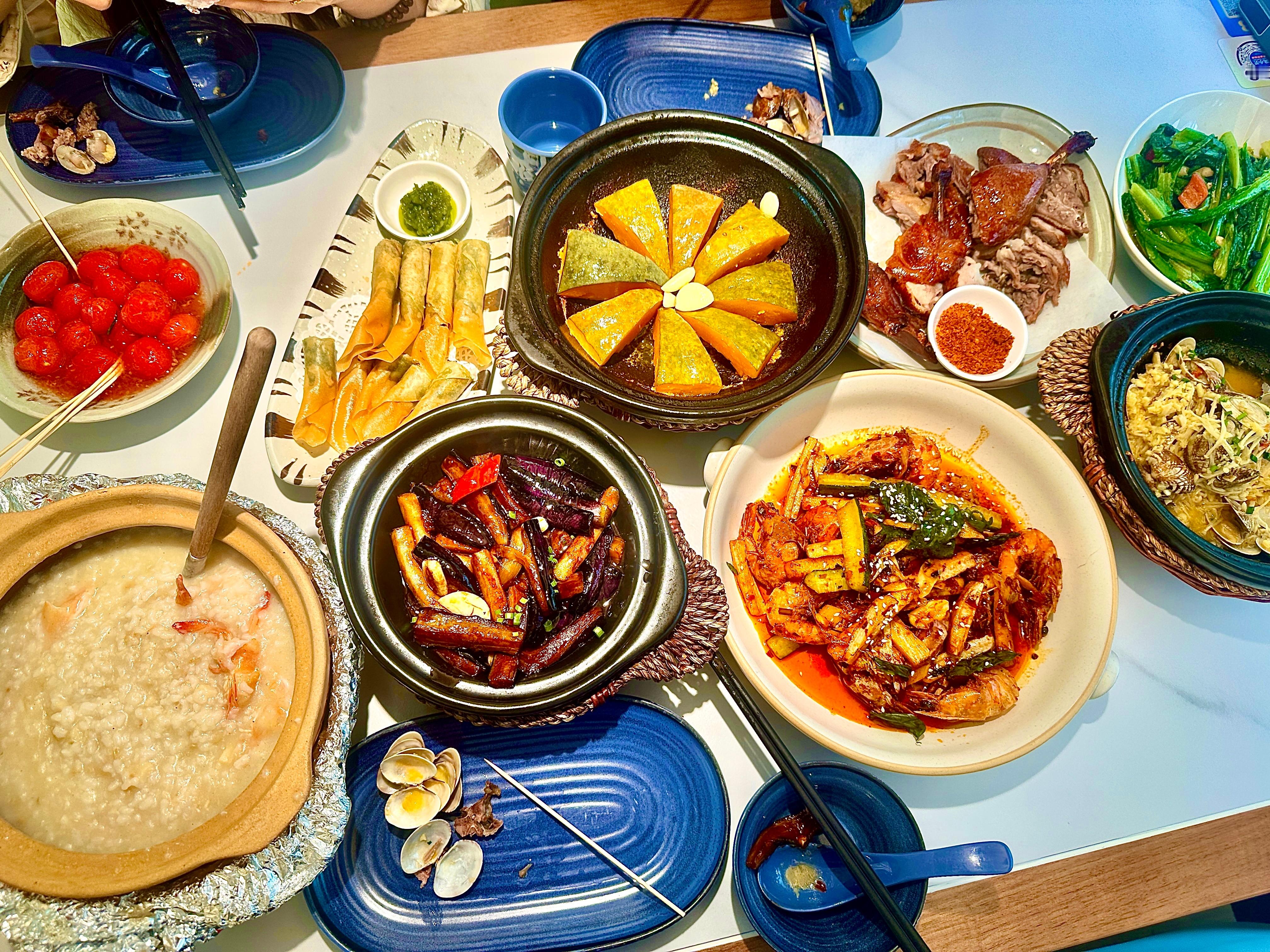 鱼丝吃喝玩乐 三个人点了九个菜 吃得好饱啊～～(⁎⁍̴̛ᴗ⁍̴̛⁎)