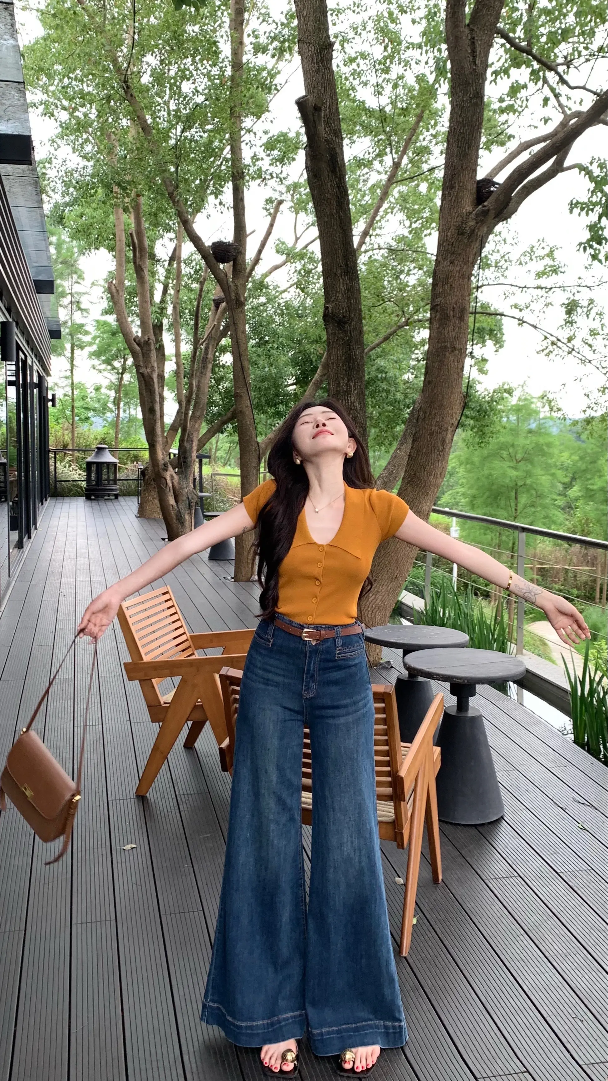 人总是在承诺时 低估了时间的重量 天真以为一句永远足以抵挡时间的变迁