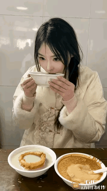 真没想到这么文雅的美女，居然吃进去又吐出来了，嘴巴是不是被烫着了。