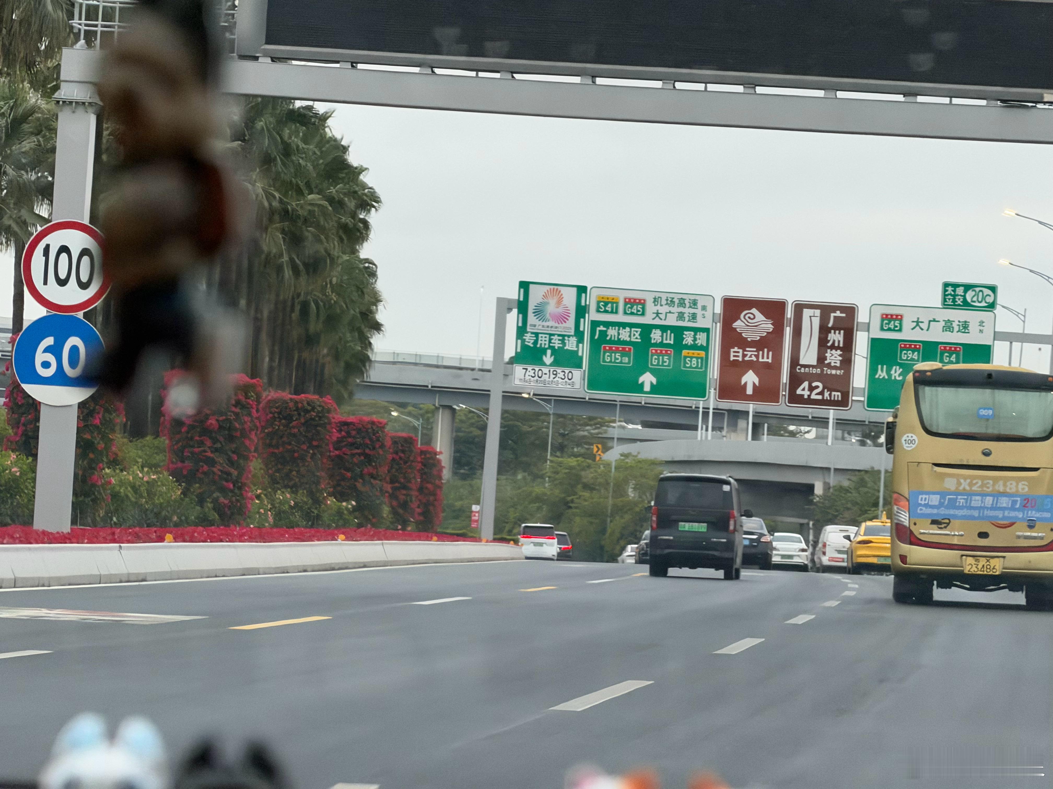 刚到广州，高速上就看到帅气的五菱之光EV在车流中行驶。晚上和朋友们吃饭，有一对情