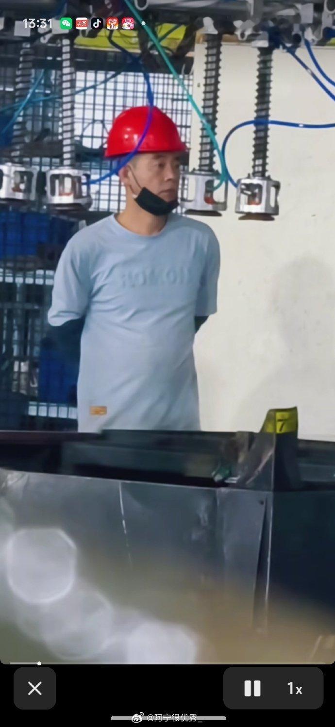 陈小春失散多年的弟弟[吃瓜]隔壁都在传疑似找到了 陈小春 失散多年的弟弟，个个化