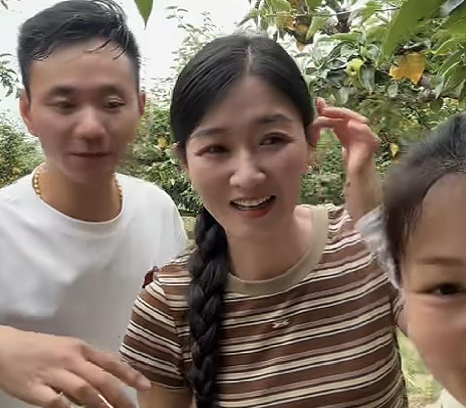 厉怀远带着2位徒弟直播销量蹭蹭涨
林丽说的3句话稳住人设

厉怀远今早直播助农卖