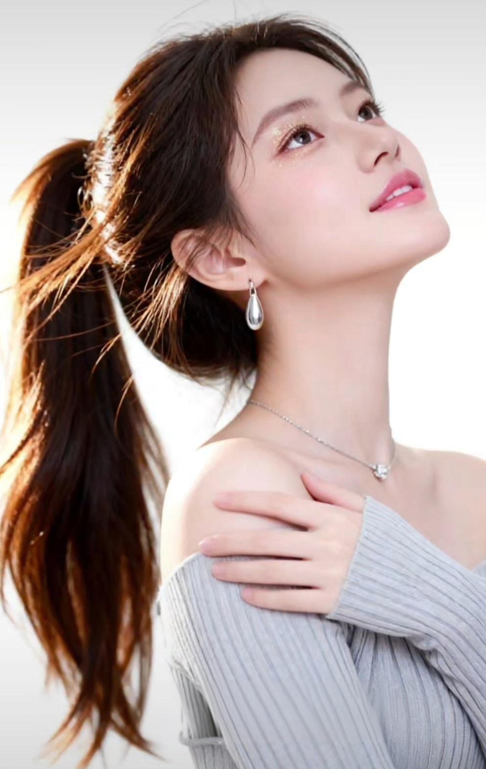 温柔优雅的少女，微笑仰望天空，散发着自然的美。