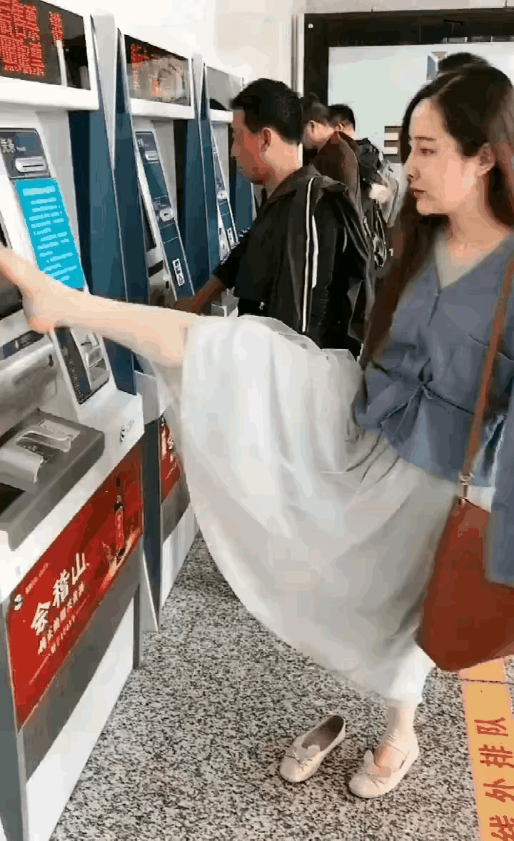 原以为是当众踩踏设备的失礼行为，真相揭晓后，满心羞愧又满心动容
 
杭州地铁站售