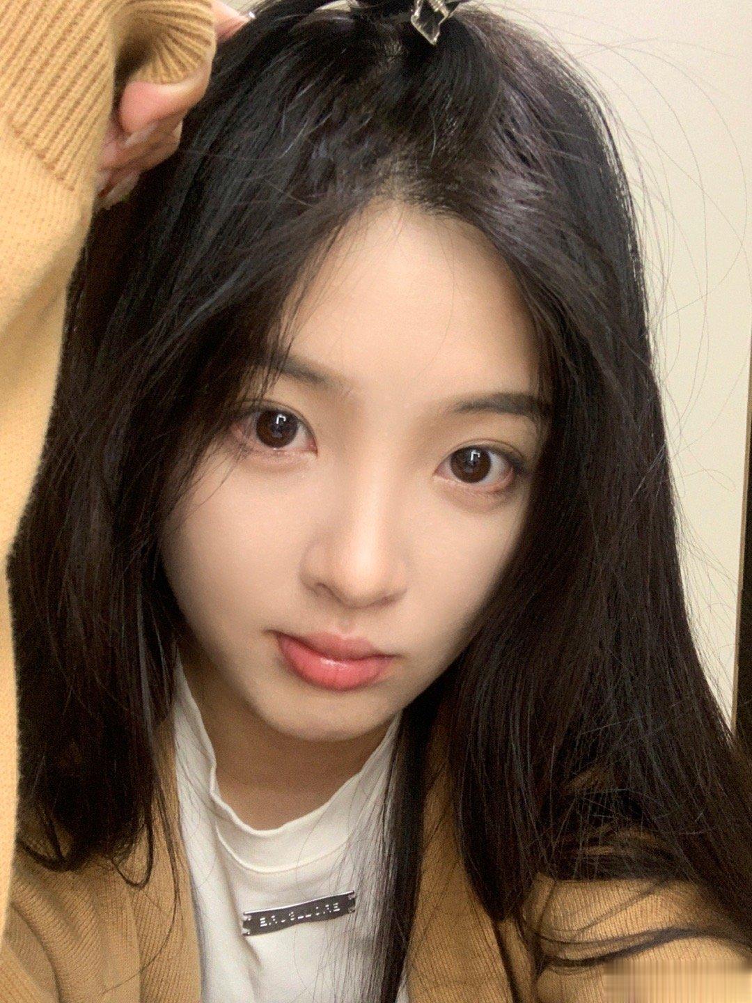 答应给老婆拍的头像来啰～也一起回答下好多老婆好奇的 怎么把妆容化的干净又清淡！很