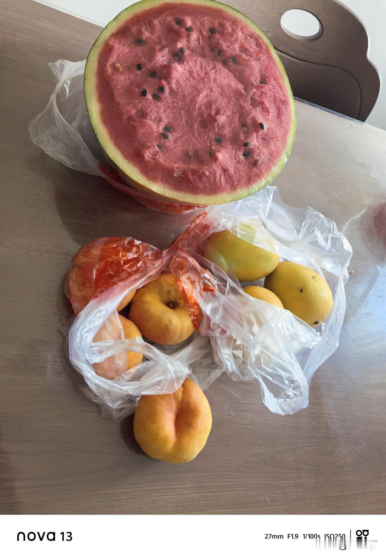 夏日生活打卡季夏季水果不要钱了，使劲吃吧，现在西瓜8毛钱一斤，桃子3.99，芒果