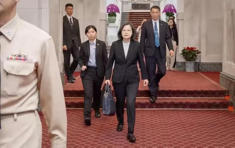 台蔡大小姐最后一次下班！图中是谁都不想说了，蔡大小姐终于永远下班了，但是接替她的